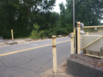 Gate at entrance of Kelley Point Park - Hours 6 am to 10 pm - gate will open automatically after 10 pm to leave after hours